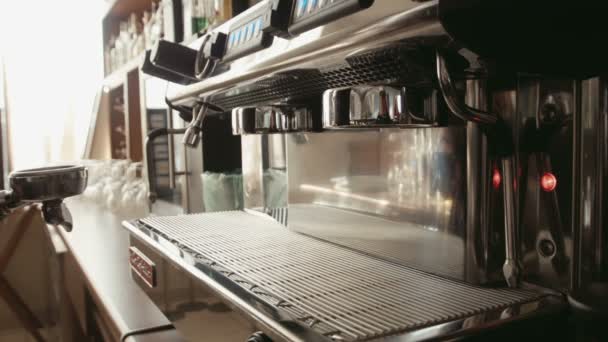 barista prepara café expresso em uma máquina de café
 - Filmagem, Vídeo