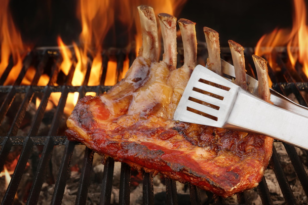 Baby Back Or Spare Ribs On The Flaming BBQ Grill - Foto, Imagem