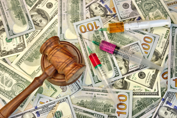 Sędziowie gavel i strzykawki z wtryskiem na dolara Cash backgroun - Zdjęcie, obraz
