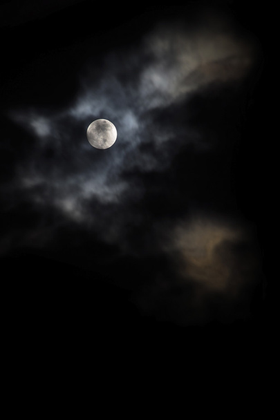 volle maan in een bewolkte nacht, achtergrond met Kopieer ruimte, verticaal - Foto, afbeelding
