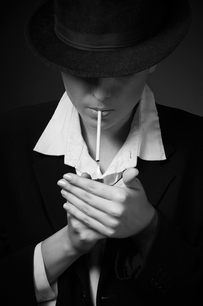 Mujer adulta fumando cigarrillo
 - Foto, Imagen
