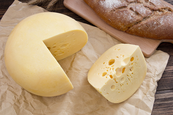 ahşap üzerine peynir tekerlek. Organik gıda - Fotoğraf, Görsel