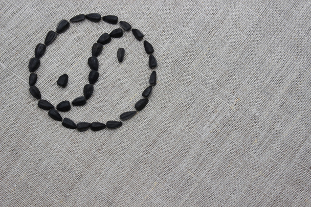 Yin-yang szimbólum lefektetett, a magok a terméshez(vetőmagok) - Fotó, kép