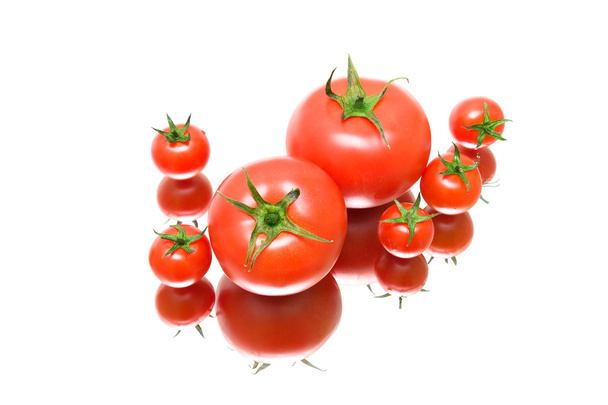  ripe tomatoes on a white background with reflection - Foto, afbeelding