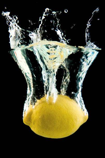 Lemon falling in the water - Foto, immagini