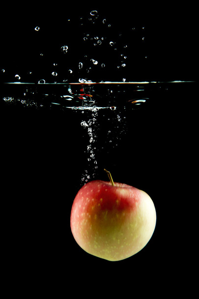Apple falling in the water - Valokuva, kuva