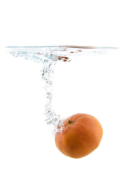 tangerine falling in the water - Fotoğraf, Görsel