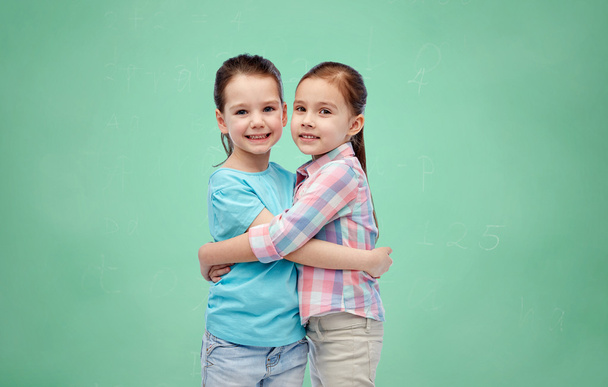 Gelukkig lachende meisjes knuffelen - Foto, afbeelding