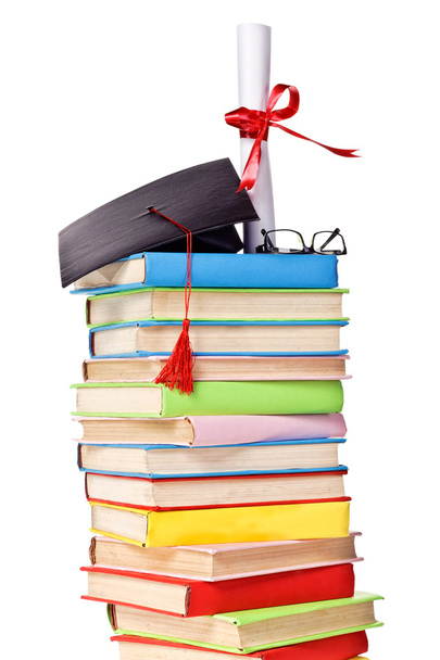 Berretto e diploma in cima alla pila di libri
 - Foto, immagini