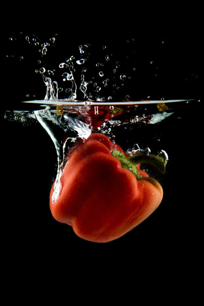 red pepper falling in the water - Fotoğraf, Görsel