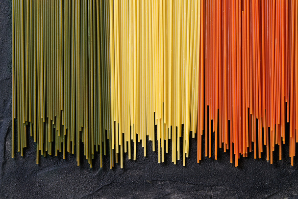 Spaghettis de pâtes colorées sèches
 - Photo, image