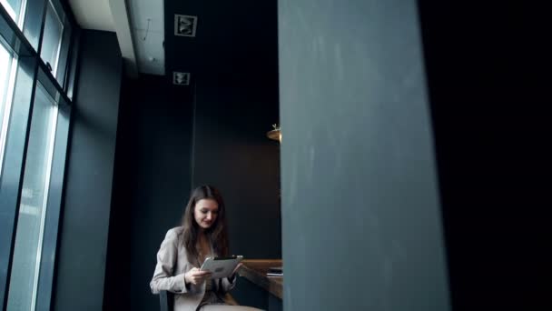 Beautiful hipster woman using laptop at cafe - Séquence, vidéo