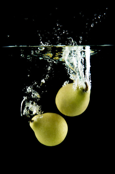 Pear falling in the water in the water - Foto, Imagen