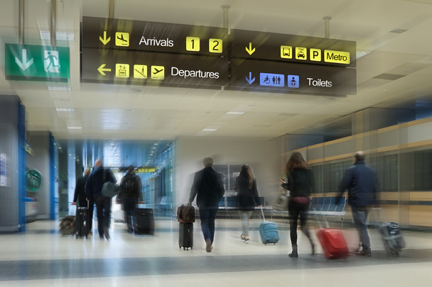 Lentoyhtiön matkustajat lentoaseman sisällä
 - Valokuva, kuva