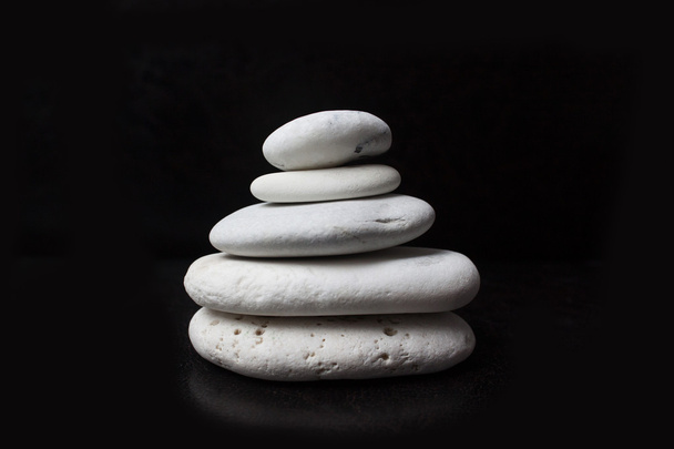 Piedras, piedras de masaje, piedras de belleza y salud
 - Foto, Imagen