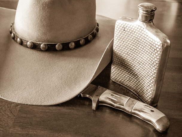 Cowboyhut, Fläschchen, Messer - Foto, Bild