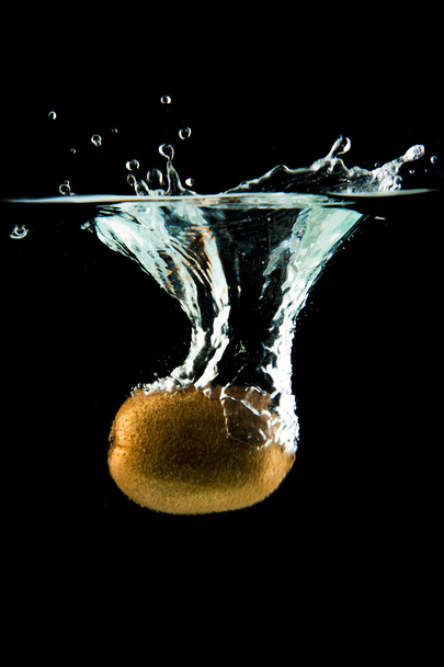 kiwi falling in the water - Valokuva, kuva