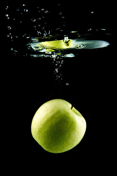 apple falling in the water - Foto, afbeelding