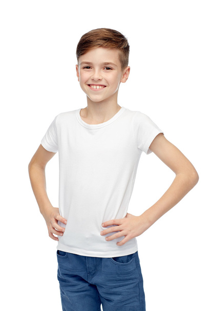 happy boy in white t-shirt and jeans - Foto, afbeelding