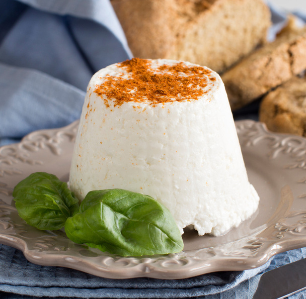 Olasz ricotta sajt és házi kenyeret és basil - Fotó, kép