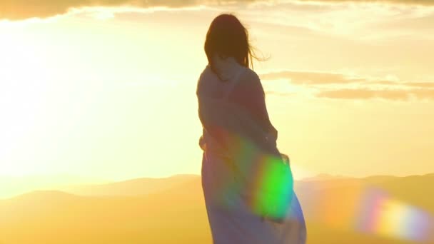 žena při západu slunce na vrcholu hory - Záběry, video
