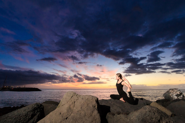 Sunset ioga na praia de Tenerife
 - Foto, Imagem