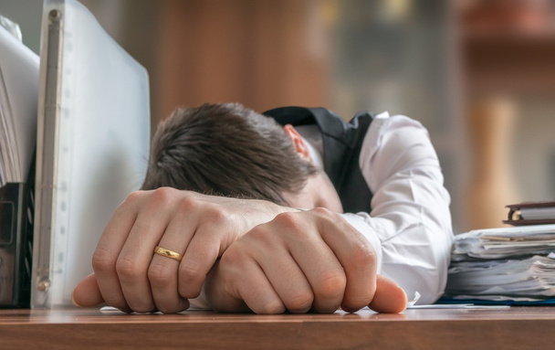 fauler Geschäftsmann oder Schicht schläft auf Schreibtisch im Büro. - Foto, Bild