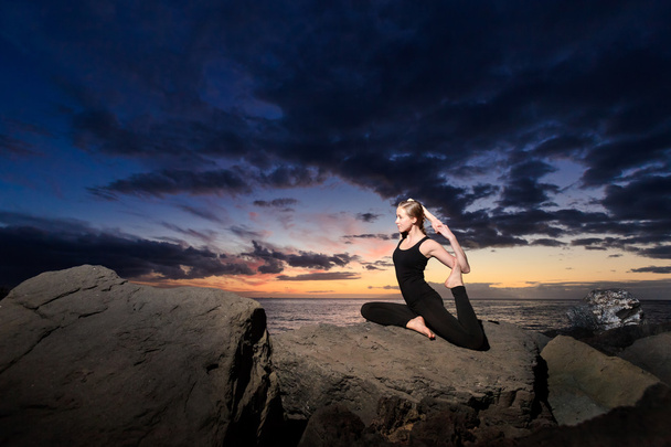 Yoga au coucher du soleil sur la plage de Tenerife
 - Photo, image