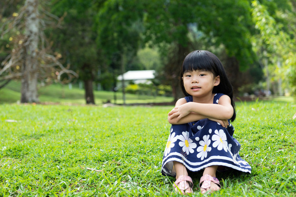 μικρό παιδί που κάθεται στο πάρκο - Φωτογραφία, εικόνα