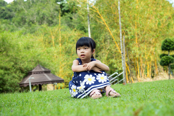 Pequeño niño sentado en el parque
 - Foto, imagen
