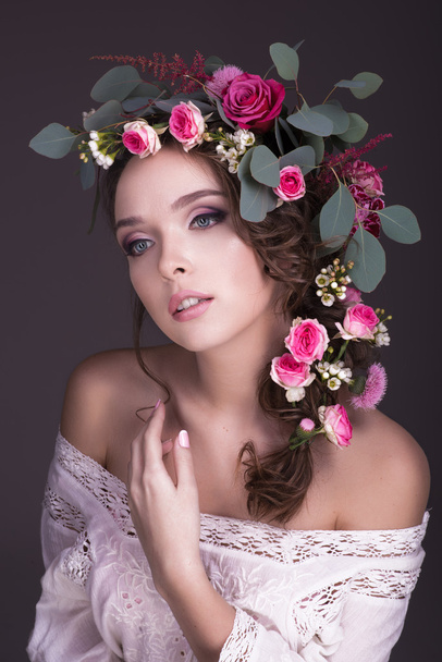 Bouquet of flowers on the head beautiful girl - Zdjęcie, obraz