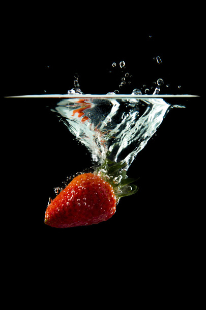 strawberry falling in the water - Фото, зображення