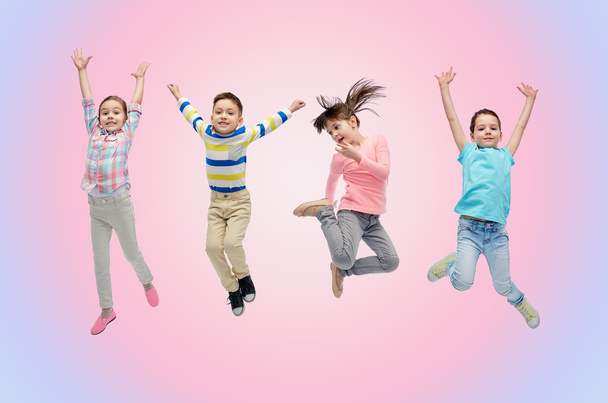 ευτυχισμένα μικρά παιδιά που πηδούν στον αέρα - Φωτογραφία, εικόνα