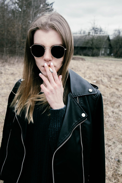 куріння красива дівчина в окулярах
 - Фото, зображення
