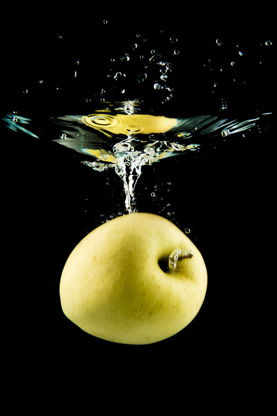 apple falling in the water - Foto, afbeelding