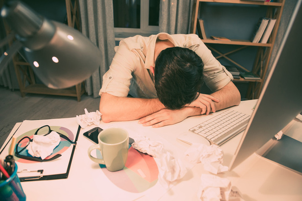 Zbliżenie zdjęcie zmęczony człowiek po długim dniu pracy i spanie - Zdjęcie, obraz