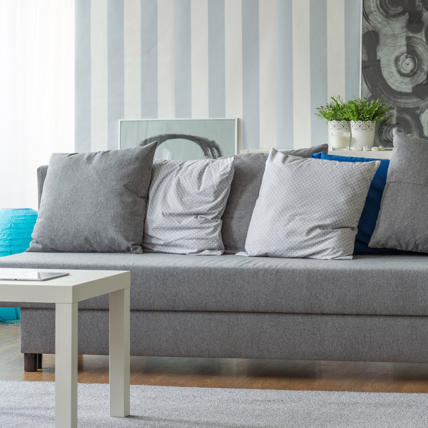 Серый диван с маленькими подушками
 - Фото, изображение