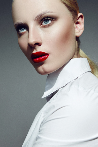 Girl with slicked hair, red lips and blond eyebrows. - Foto, immagini