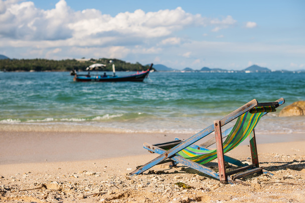 Beach lounge szék homokos strandon - Fotó, kép