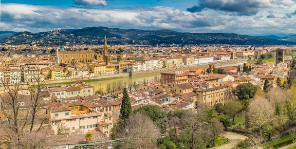 vistas vertiginosas de los edificios antiguos y las iglesias católicas de Florencia, Italia
 - Foto, Imagen