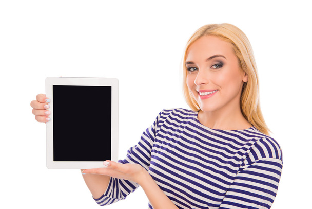 Mujer bastante sonriente mostrando la pantalla negra de la tableta
 - Foto, imagen