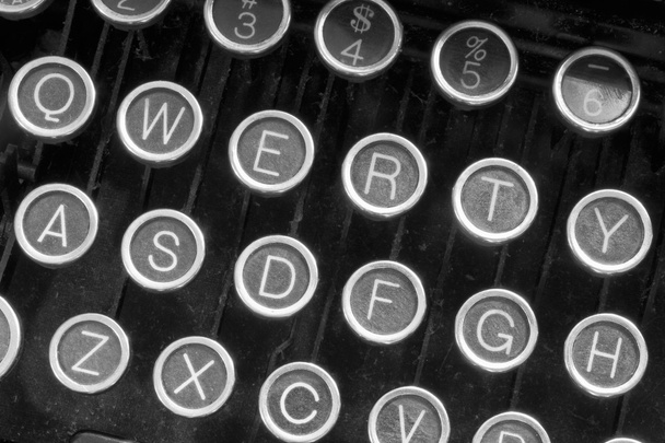 Una máquina de escribir antigua que muestra claves QWERTY tradicionales XII
 - Foto, Imagen