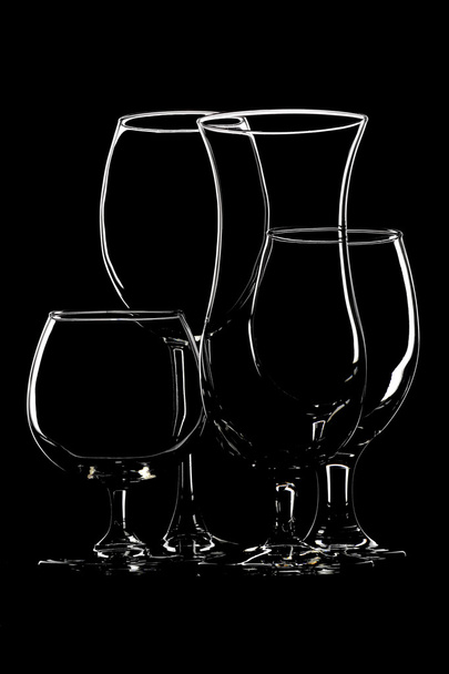Copos de bebidas em fundo preto
 - Foto, Imagem