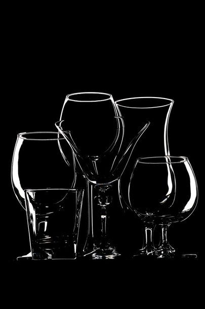 Glazen voor cocktails op zwarte achtergrond - Foto, afbeelding