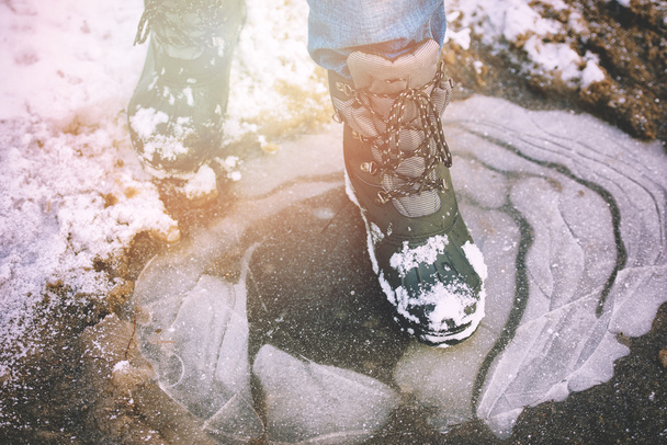 winter schoenen in sneeuw, close-up - Foto, afbeelding