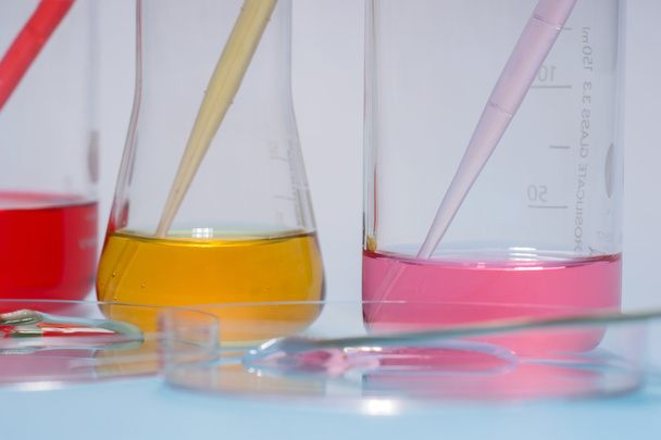 aparato de laboratorio de vidrio con agua de color
 - Foto, Imagen