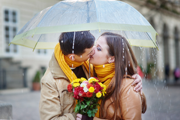 Gros plan de jeune beau couple embrasser sous parapluie
 - Photo, image