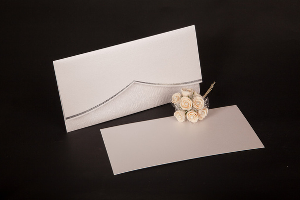 Obálky a poštovní svatební pozvánky na černém blackground - Fotografie, Obrázek