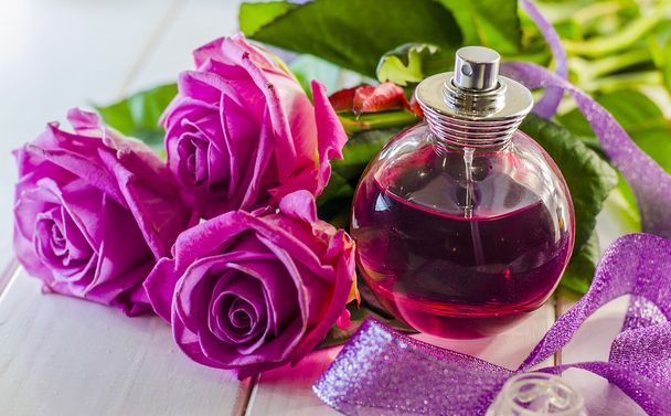парфуми з ароматом троянд
 - Фото, зображення