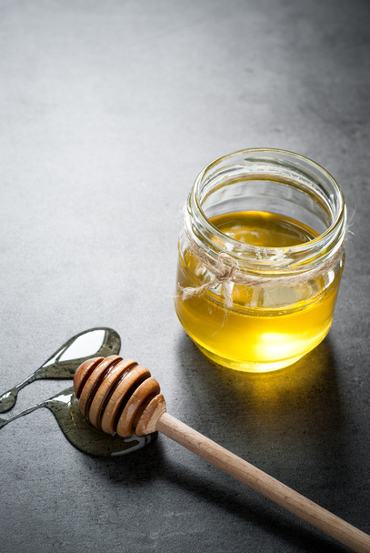 ガラス瓶の中の蜂蜜 - 写真・画像